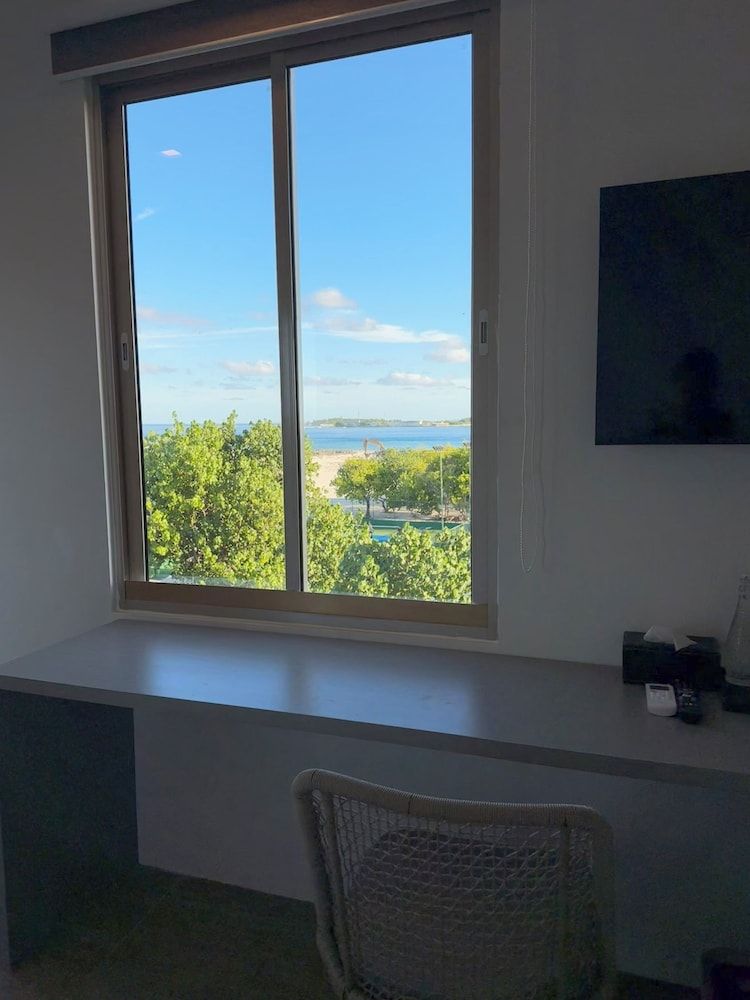 Avyanna Gulhi Beach Deluxe Twin Room, City View 14