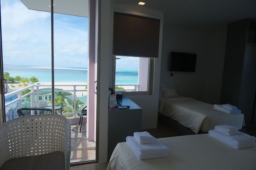 Avyanna Gulhi Beach Family Triple Room, Sea View 6