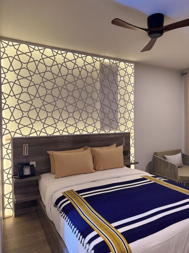 Avyanna Gulhi Beach Deluxe Double Room, City View 2