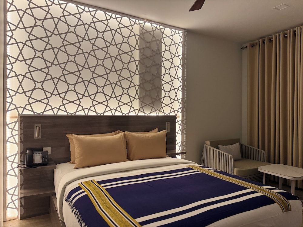 Avyanna Gulhi Beach Deluxe Double Room, City View 8