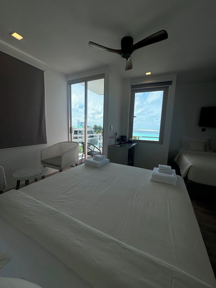 Avyanna Gulhi Beach Family Triple Room, Sea View 7