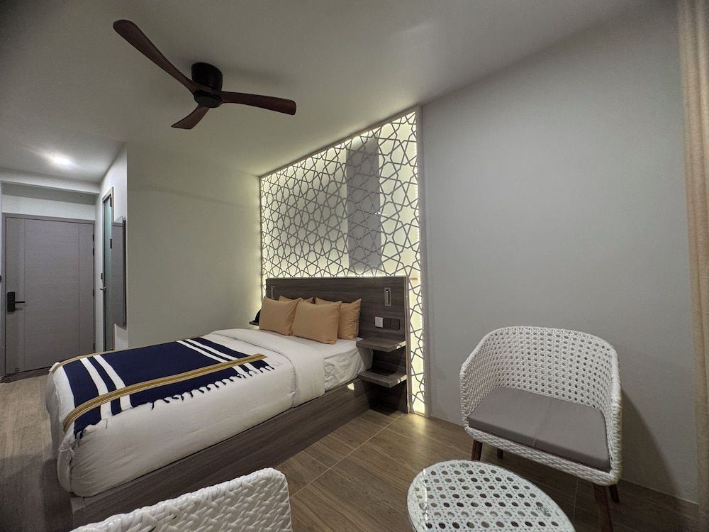 Avyanna Gulhi Beach Deluxe Double Room, City View 9