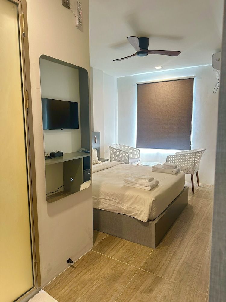 Avyanna Gulhi Beach Deluxe Double Room, City View 4