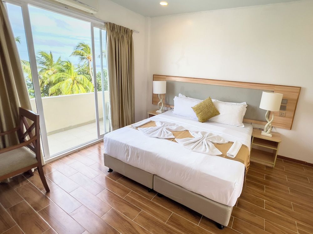 Rehendhi Villa Deluxe Double Room, Balcony, Sea View 6