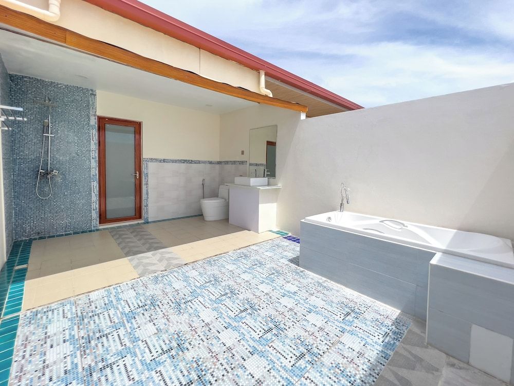 Rehendhi Villa Deluxe Double Room, Balcony, Sea View 4