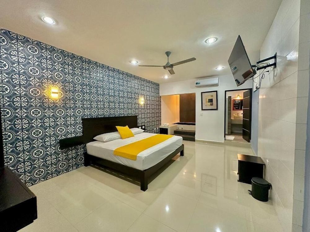 Room, 1 King Bed, Non Smoking, Hot Tub