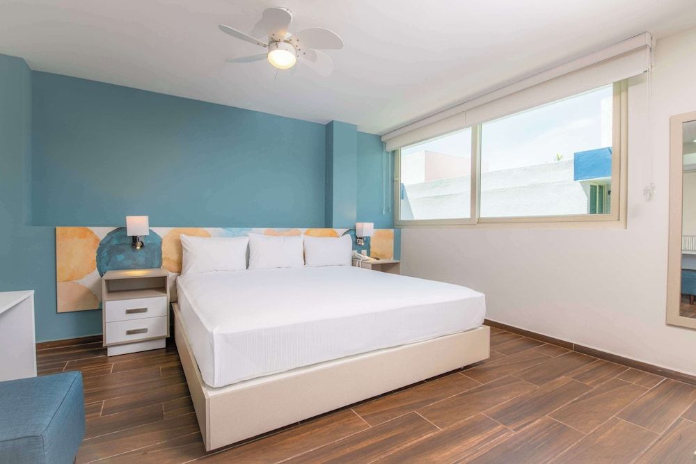 Vista Express Guadalajara Expo SureStay Collection by BW Suite, 1 King Bed, Non Smoking, Kitchenette (Living Room;with Sofabed) 2