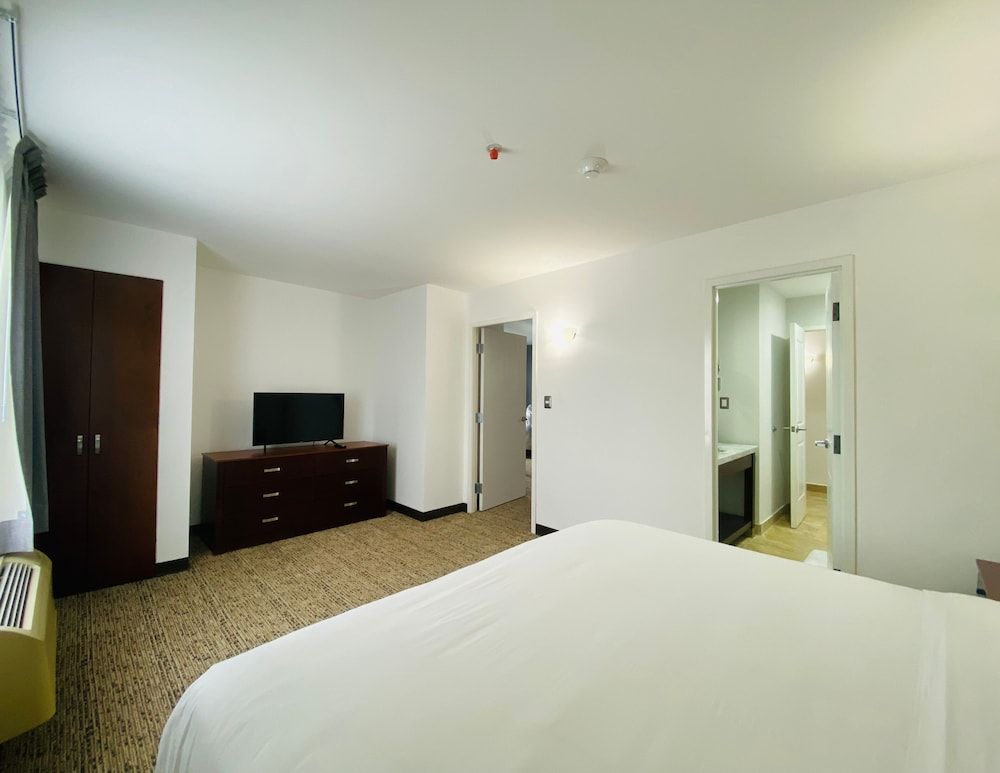 La Quinta by Wyndham Reynosa Suite, 1 King Bed, Non Smoking 3