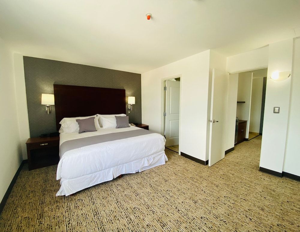 La Quinta by Wyndham Reynosa Suite, 1 King Bed, Non Smoking 7