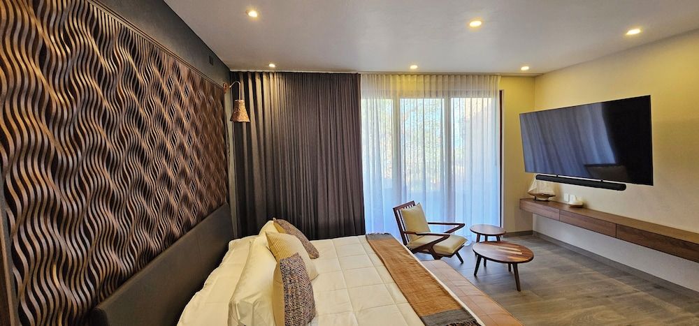 Honeymoon Suite, Lagoon View