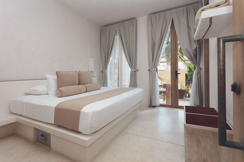 Suites Panamera Balcony Room Superior 11