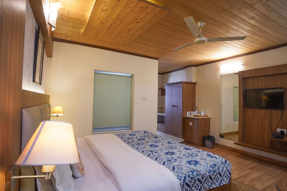 Vilasa Lall Ji Resort Dalhousie Deluxe Forest Facing Room 9