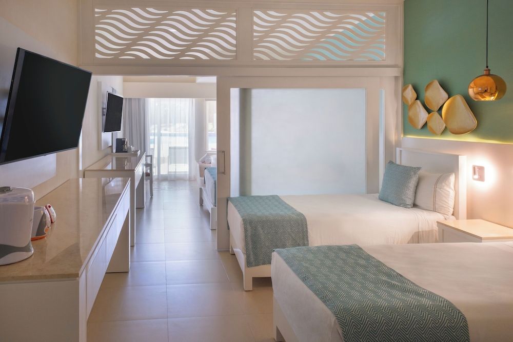 Family Single Room, 1 Bedroom (Pool Walkout )