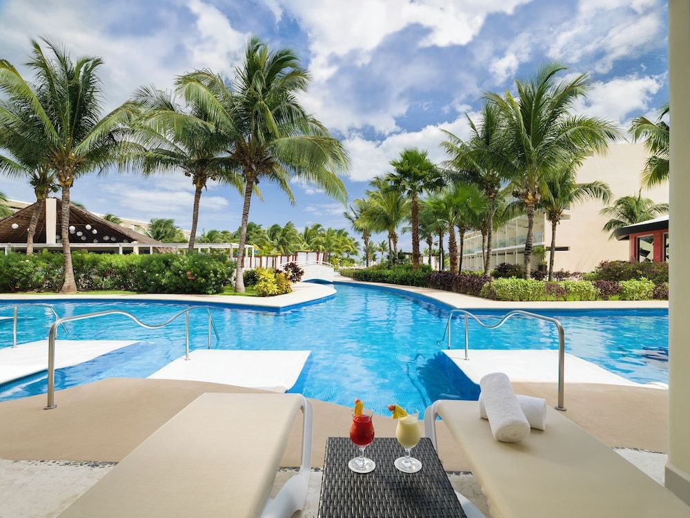 Premium Single Room (Swim Up)