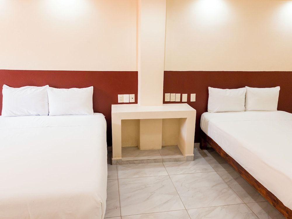 OYO Hotel La Playa Standard Room (Three beds) 5