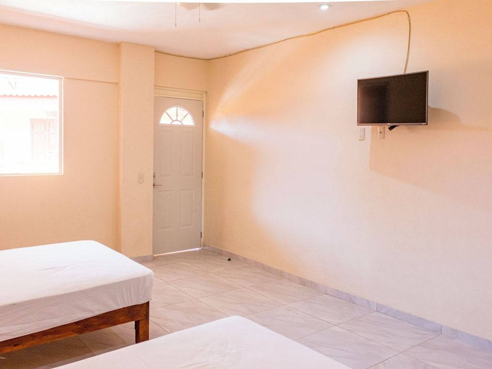 OYO Hotel La Playa Standard Room, 2 Double Beds 5