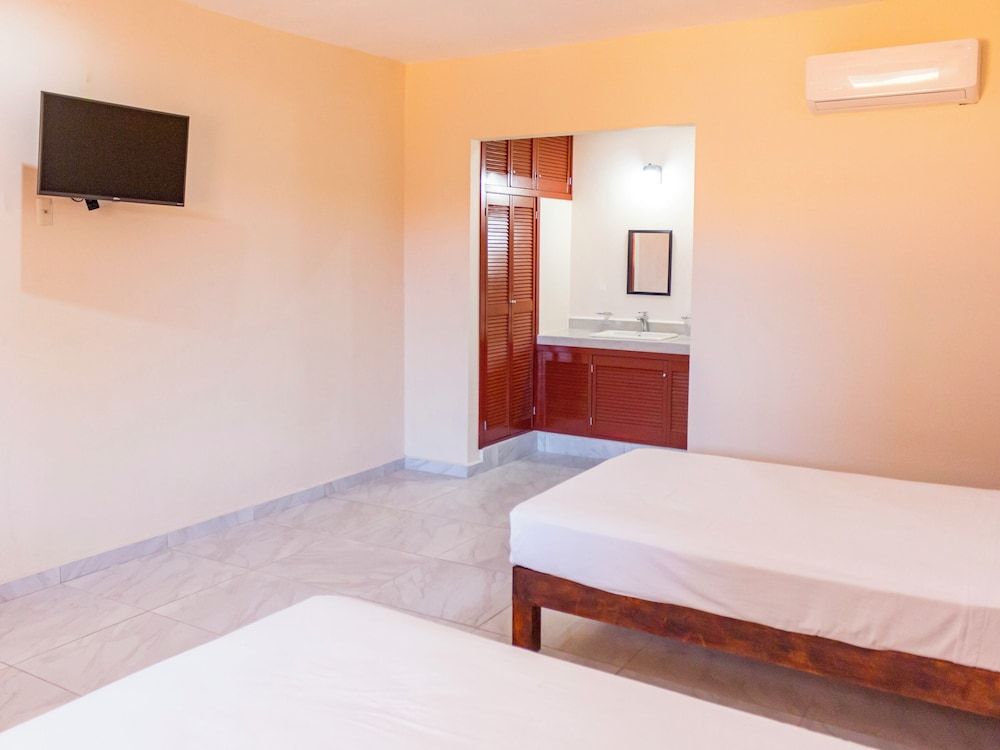 OYO Hotel La Playa Standard Room, 2 Double Beds 2