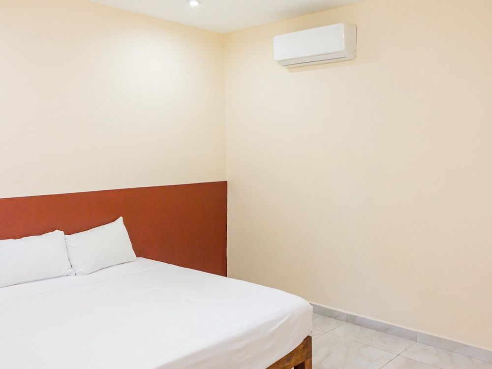 OYO Hotel La Playa Superior Room 2