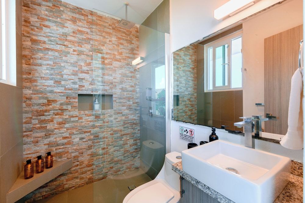 Azulea Isla Mujeres Hotel & Spa Deluxe Room, 1 King Bed, Balcony, Ocean View 7