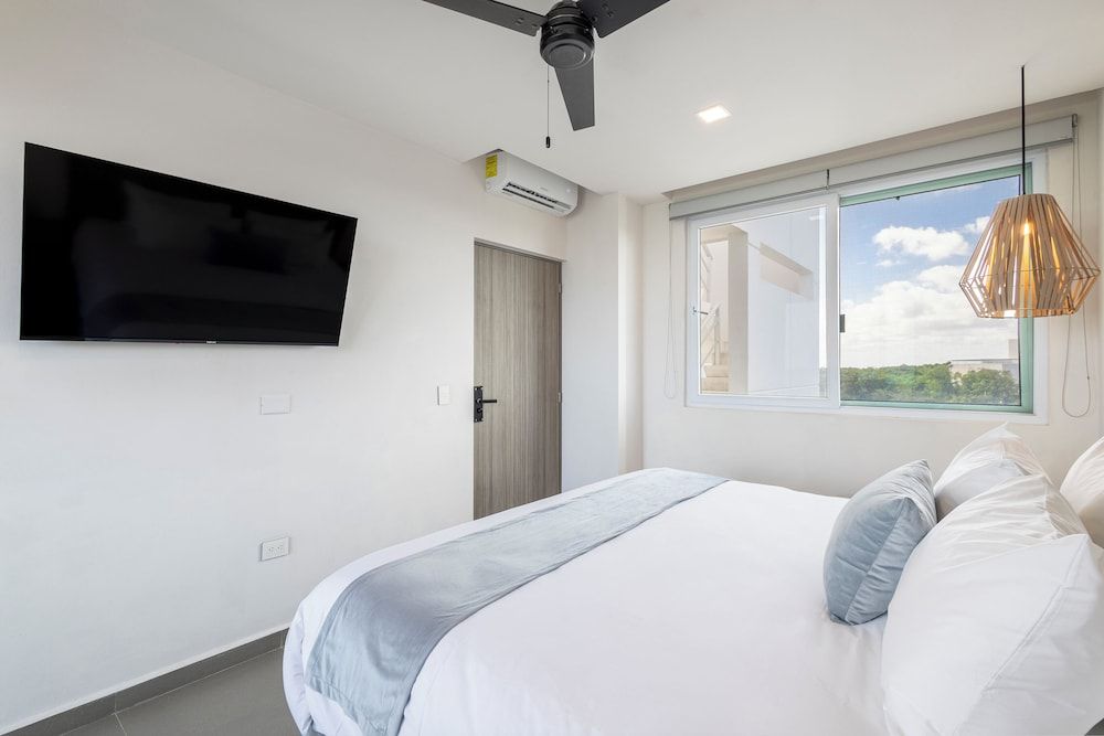 Azulea Isla Mujeres Hotel & Spa Deluxe Room, 1 King Bed, Balcony, Ocean View 5