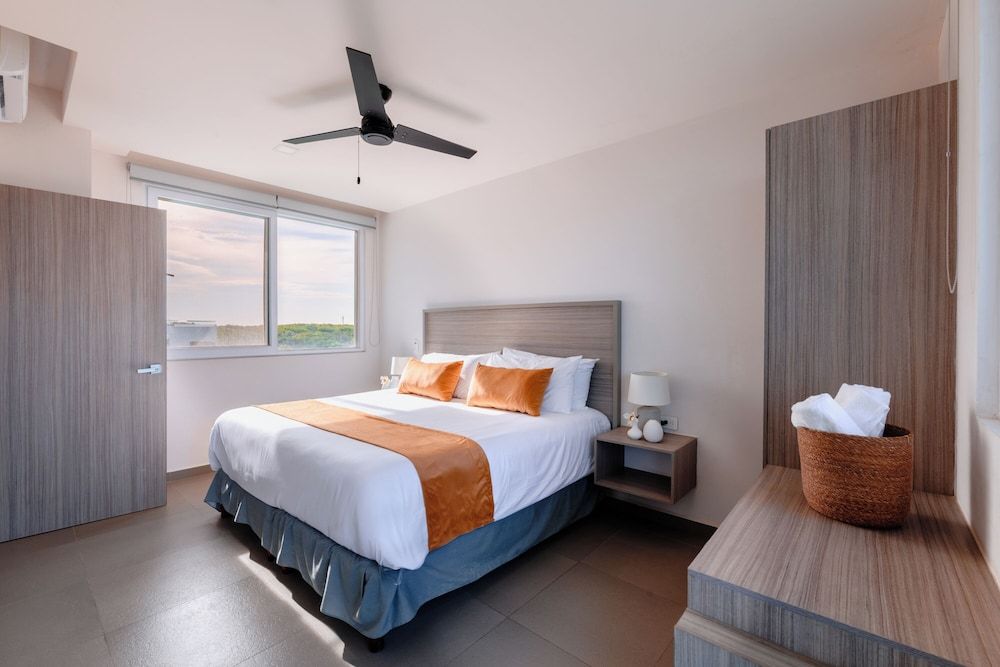 Azulea Isla Mujeres Hotel & Spa Deluxe Room, 1 King Bed, Balcony, Ocean View 2
