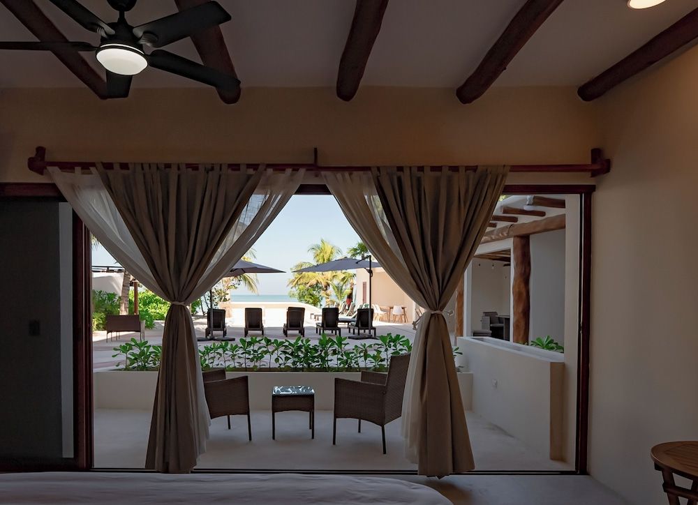 Beachfront Hotel Boutique DK Deluxe Suite, Pool View 4