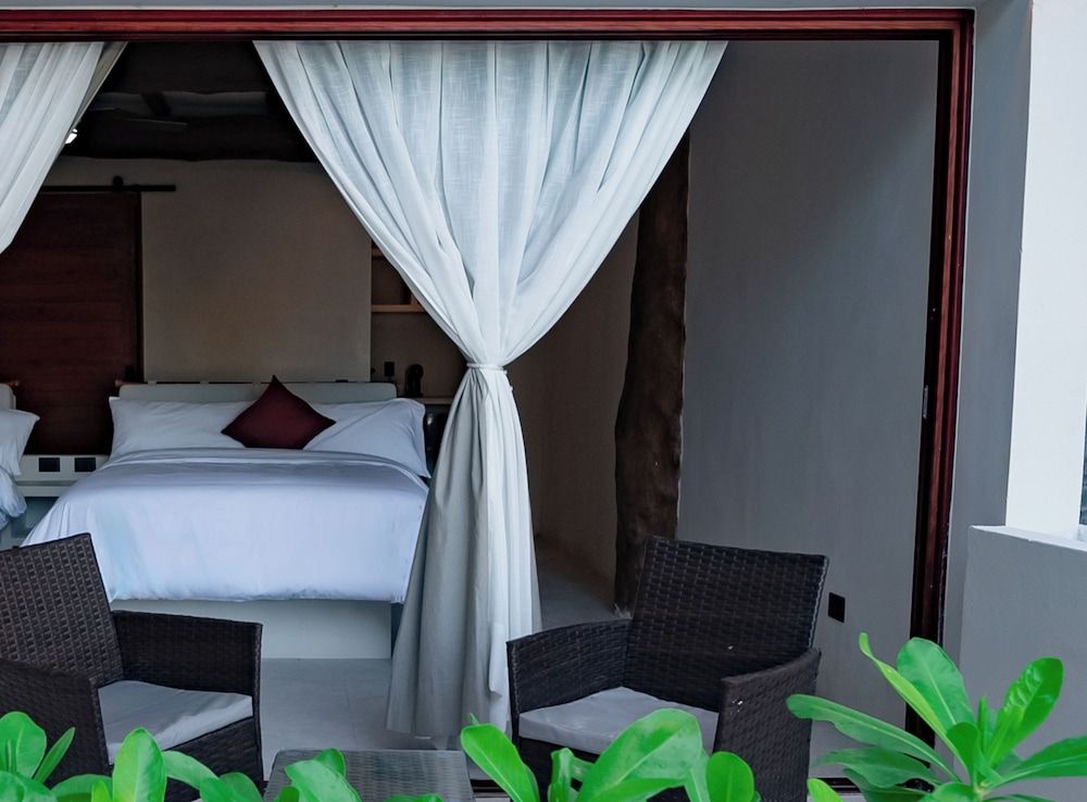 Deluxe Suite, 2 Double Beds, Pool View