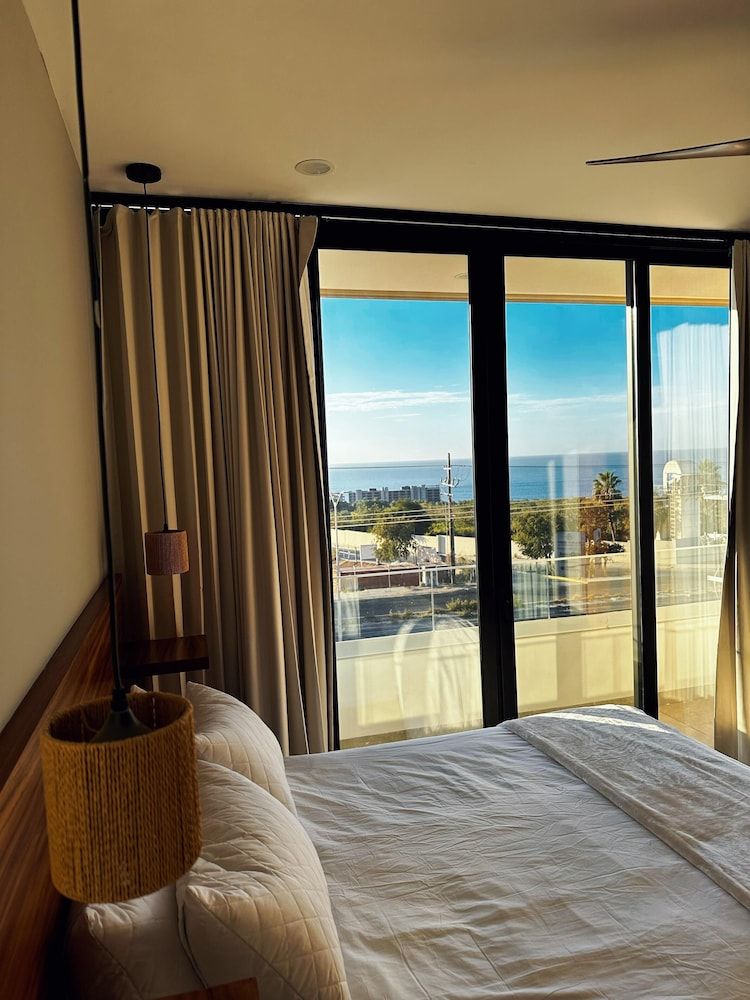 Luxury Apartment, 2 Bedrooms, Pool Access, Ocean View 203