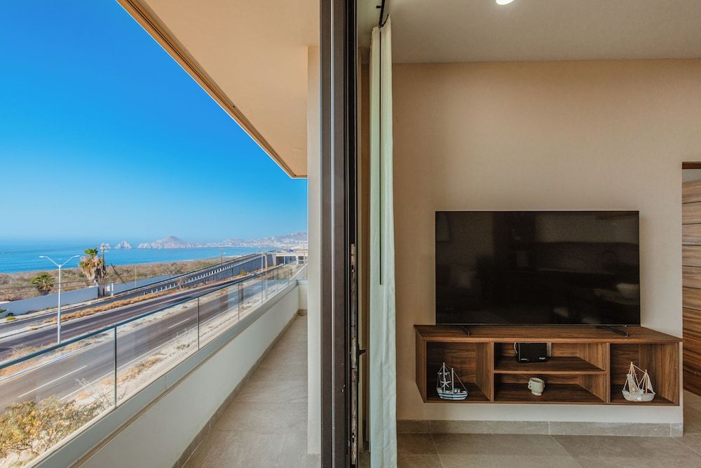 Luxury Apartment, Pool Access, Ocean View 104