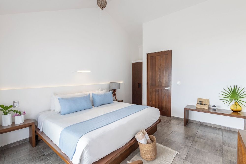 Luxury Suite, 1 King Bed, Private Bathroom, Sea View