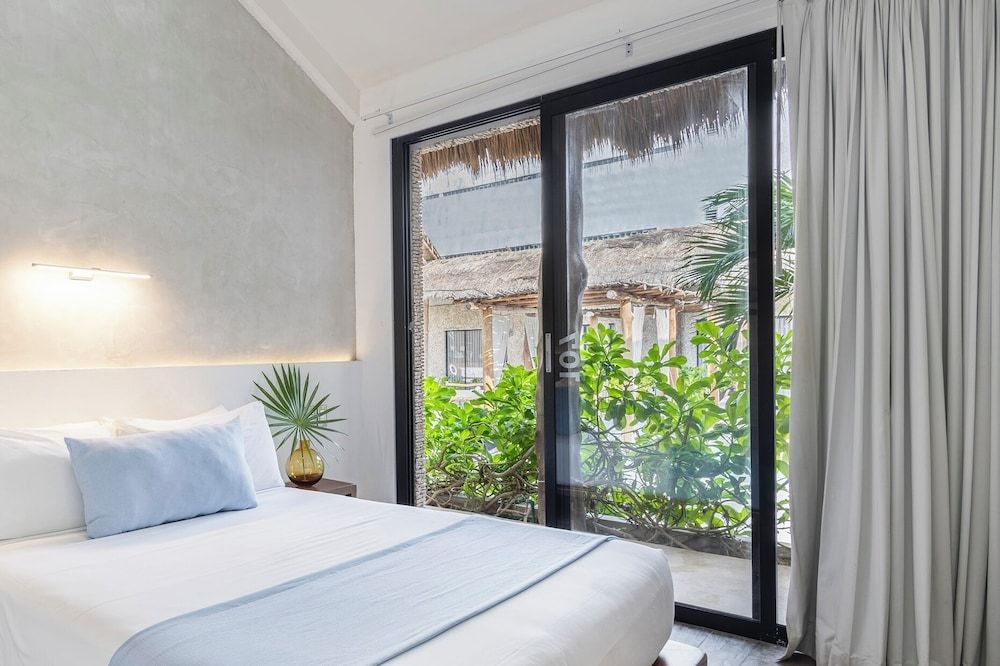 Deluxe Single Room, 1 Queen Bed, Private Bathroom, Pool View