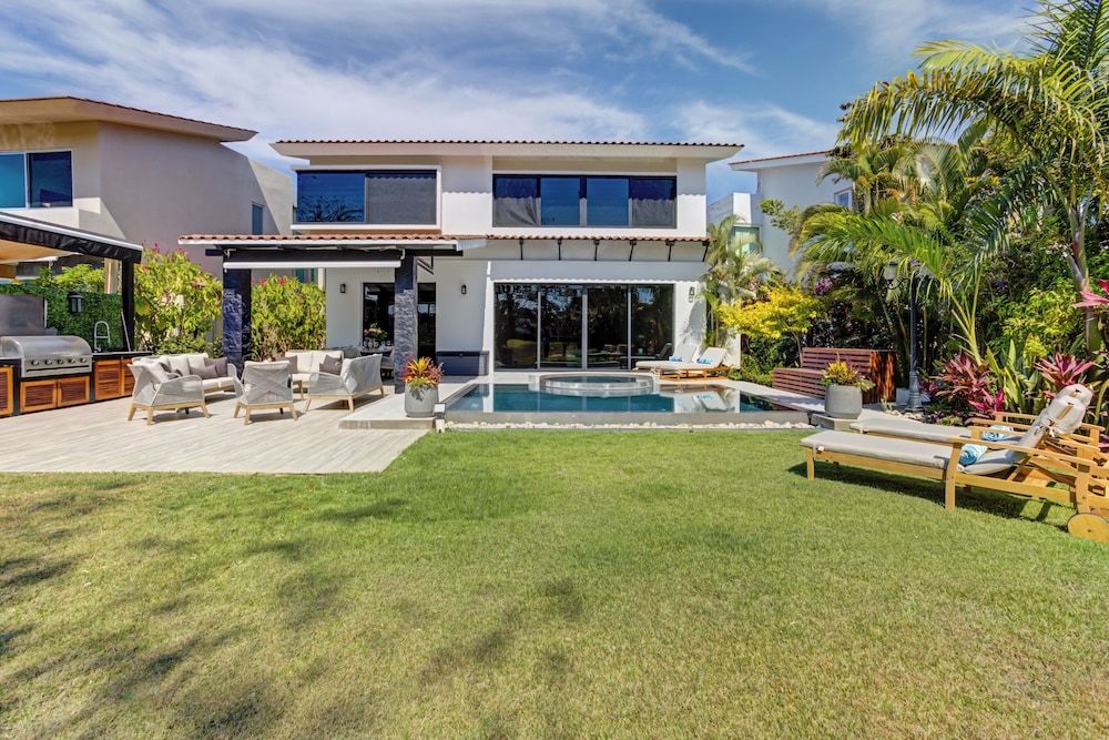 Luxury House, Patio, Pool View