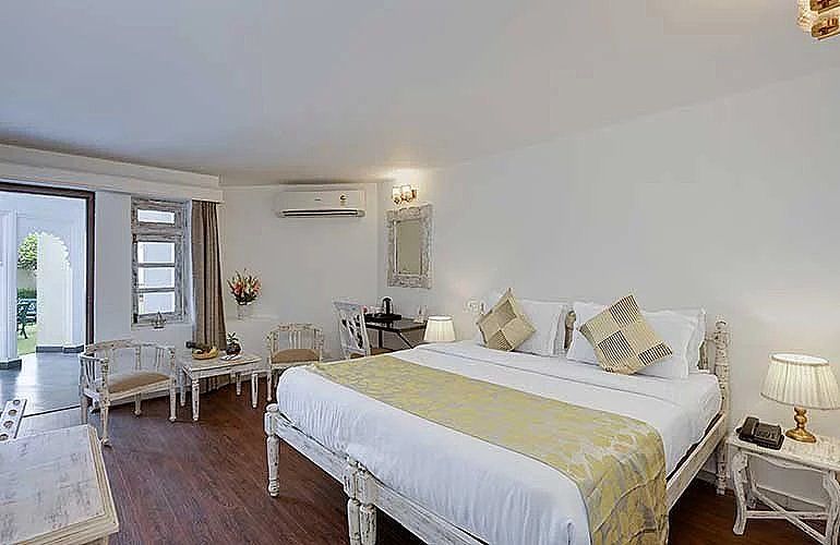 Swaroop Vilas - Lake Facing Boutique Hotel Garden Rooms below Ground level 2