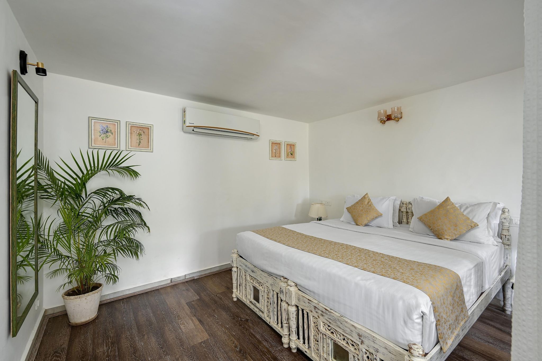 Swaroop Vilas - Lake Facing Boutique Hotel Garden Rooms below Ground level