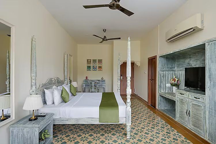 Luxury Rooms with Lake View and Balcony