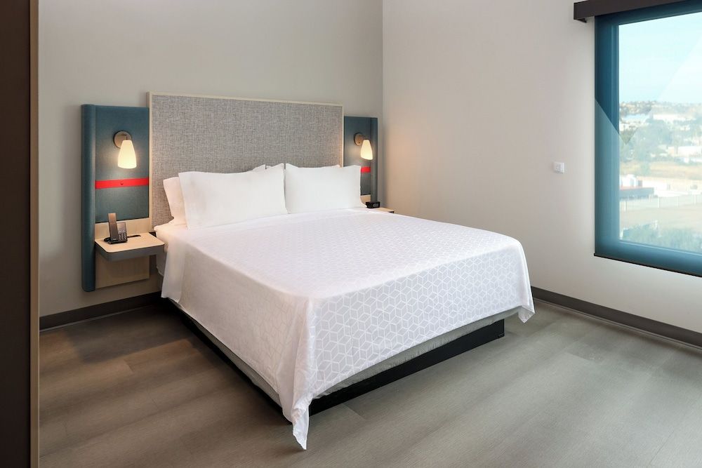 avid hotel Guadalajara Aeropuerto Norte by IHG Standard Room, 1 King Bed, Accessible (Communications Accessible) 2