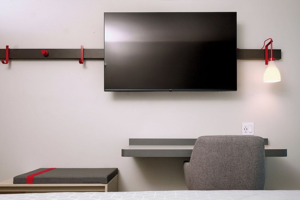 avid hotel Guadalajara Aeropuerto Norte by IHG Standard Room, 1 King Bed, Accessible (Communications Accessible) 4