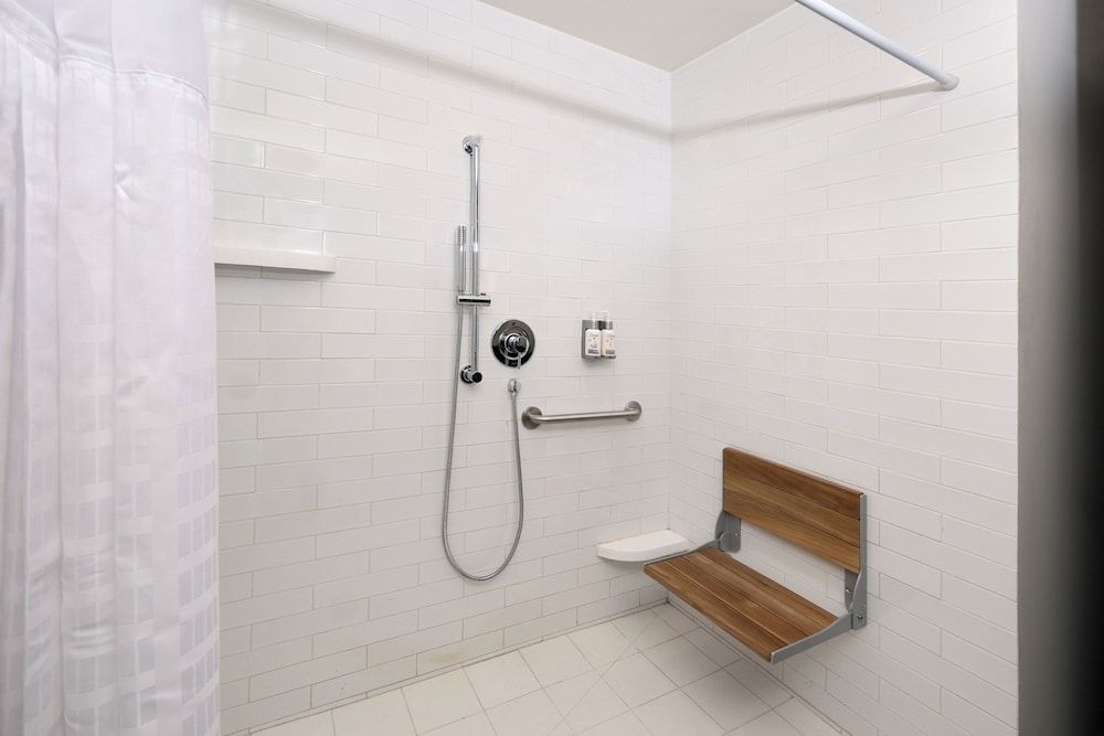 avid hotel Guadalajara Aeropuerto Norte by IHG Standard Room, 1 King Bed, Accessible (Communications Accessible) 7