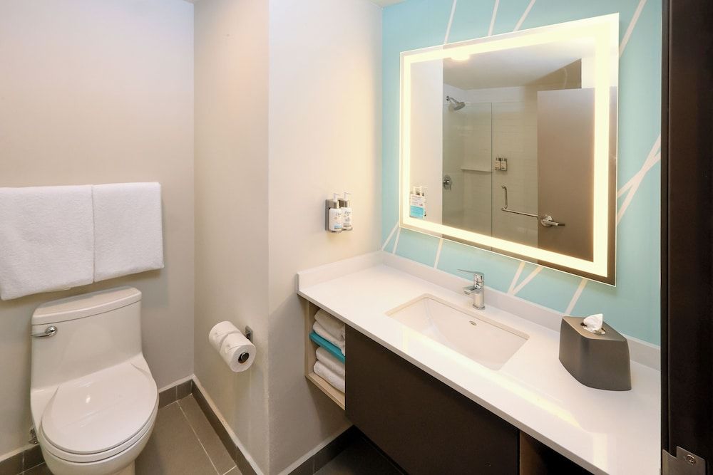 avid hotel Guadalajara Aeropuerto Norte by IHG Standard Room, 1 King Bed, Accessible (Communications Accessible) 6