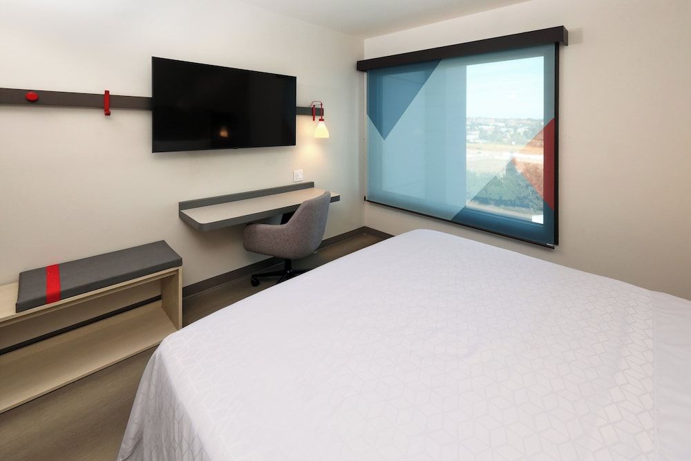 avid hotel Guadalajara Aeropuerto Norte by IHG Standard Room, 1 King Bed 5