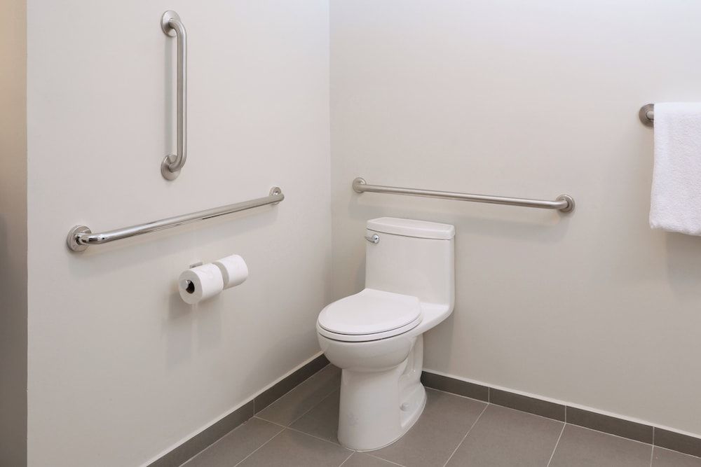 avid hotel Guadalajara Aeropuerto Norte by IHG Standard Room, 1 King Bed, Accessible (Communications Accessible) 3