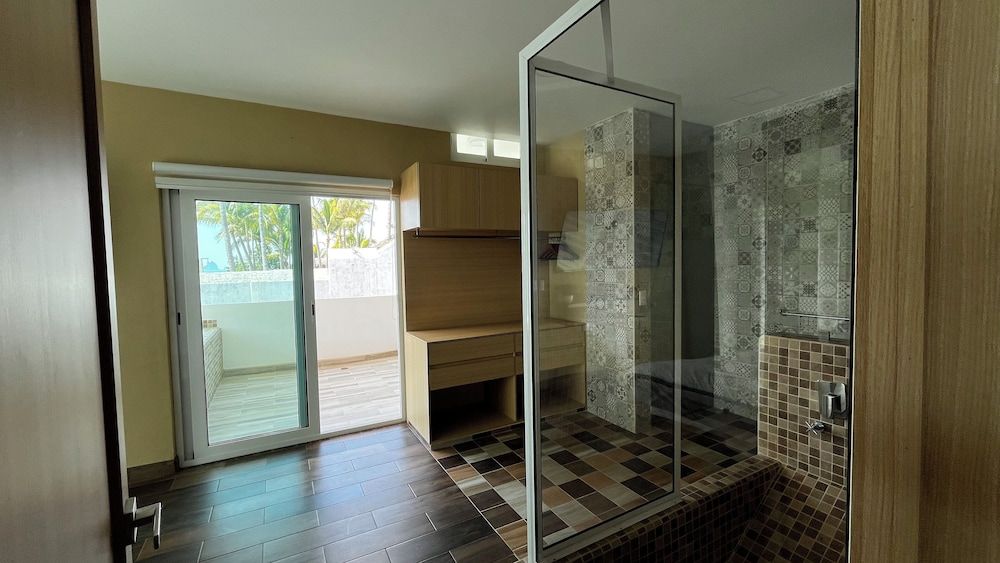 Deluxe Suite, Kitchen, City View