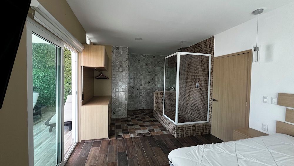 Deluxe Suite, Kitchen, City View
