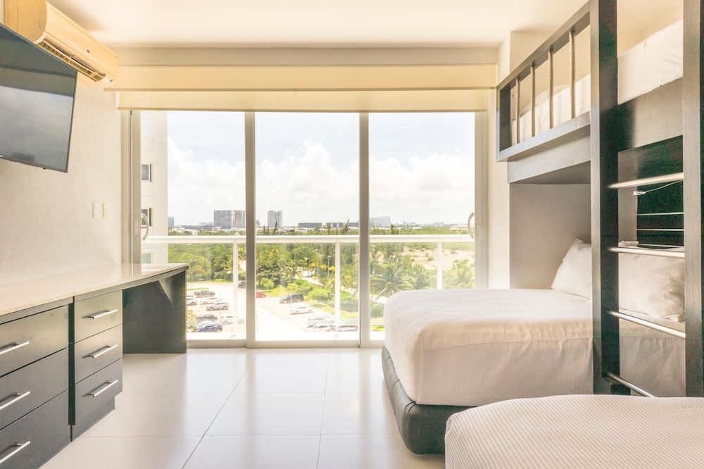 Amara by Andiani Deluxe Condo, Ocean View 3