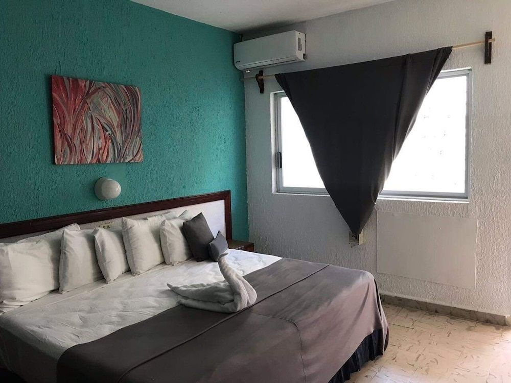 Basic Room, 1 King Bed, Balcony