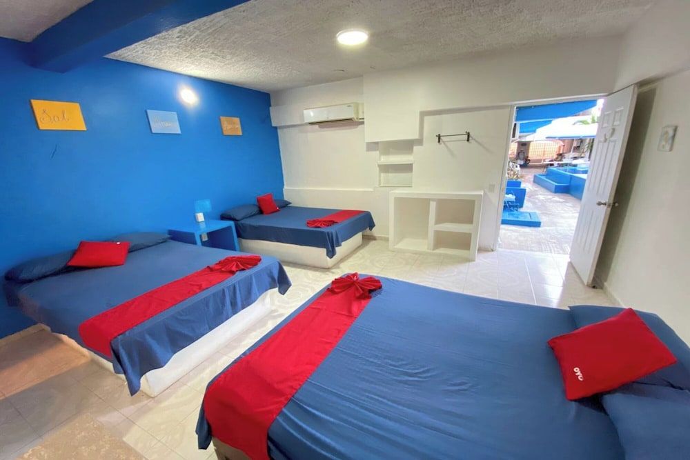 OYO Hotel Zihuatanejo Malibu Standard Studio, Multiple Beds 2