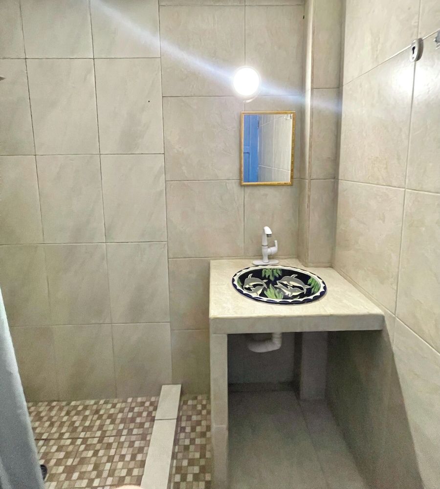 OYO Hotel Zihuatanejo Malibu Standard Studio, Multiple Beds 5