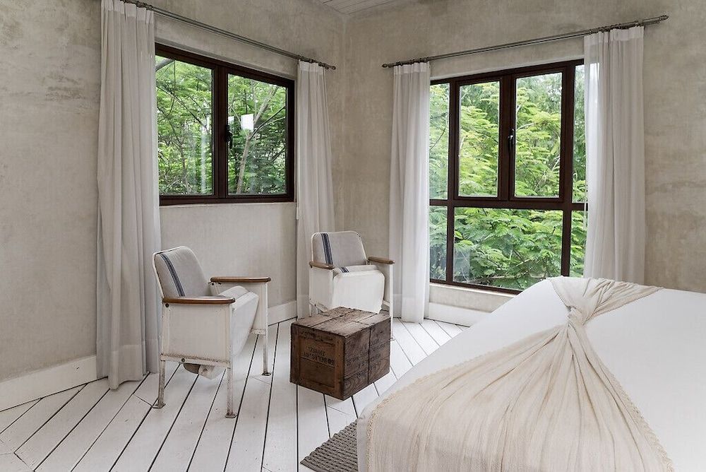 Basic Room, 1 King Bed