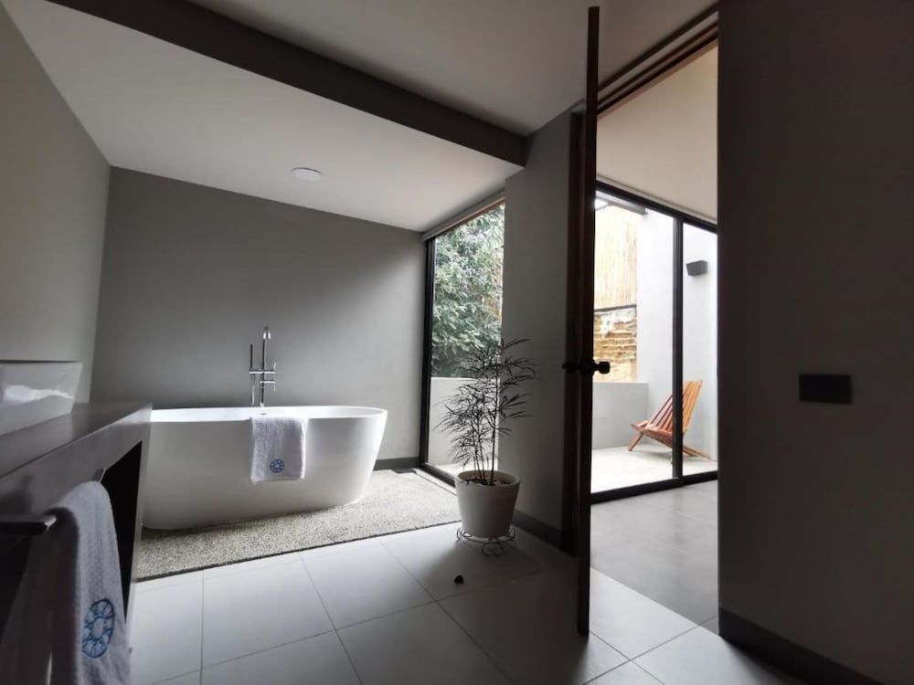 Casa Olié Deluxe Studio, 1 King Bed, Bathtub 11