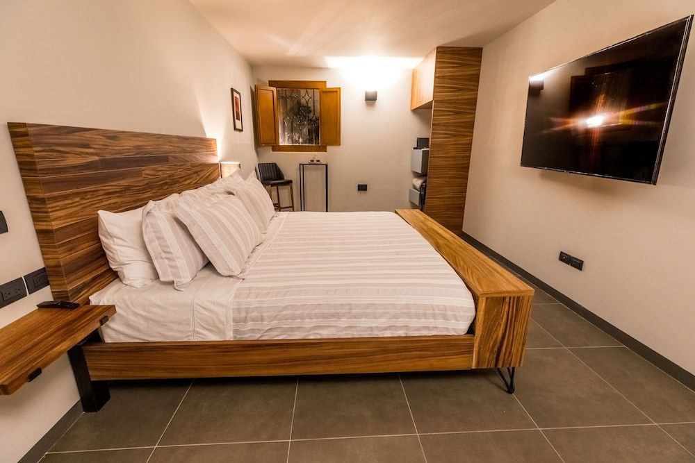 Casa Olié Deluxe Room, 1 King Bed, City View 2